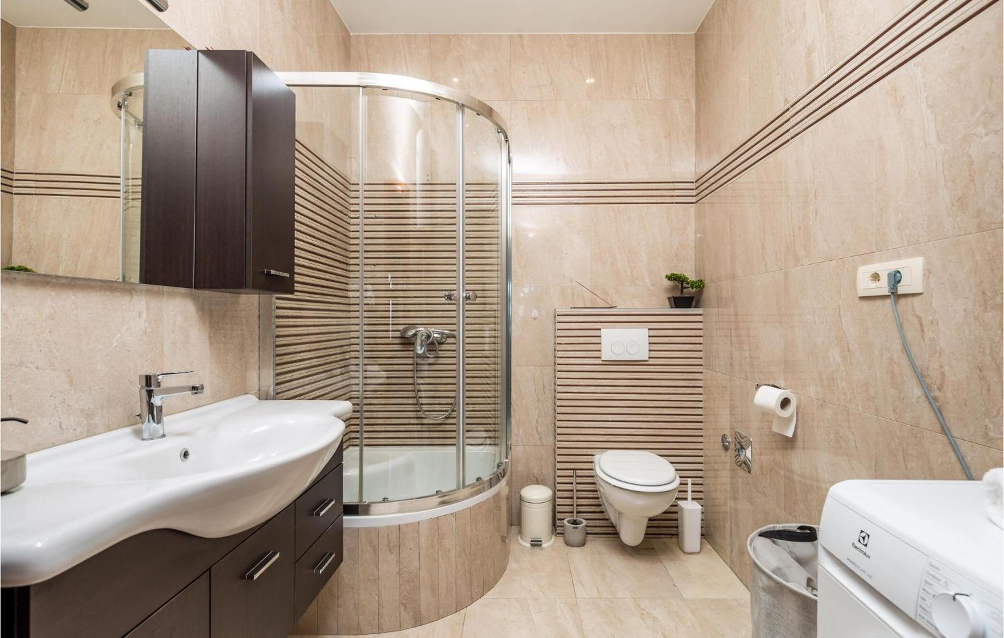 2 Bedroom Amazing Apartment In Fiume Kültér fotó