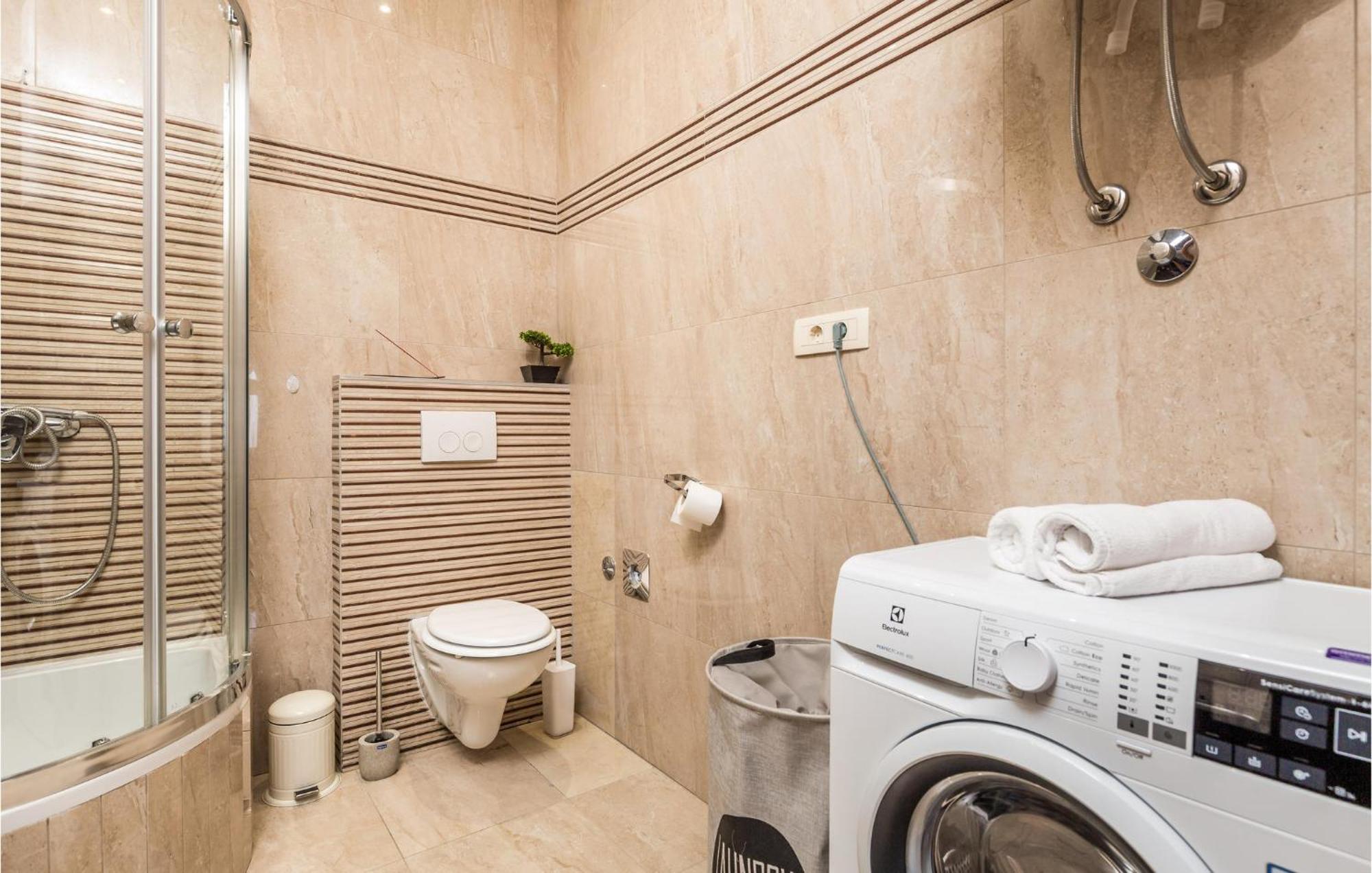 2 Bedroom Amazing Apartment In Fiume Kültér fotó