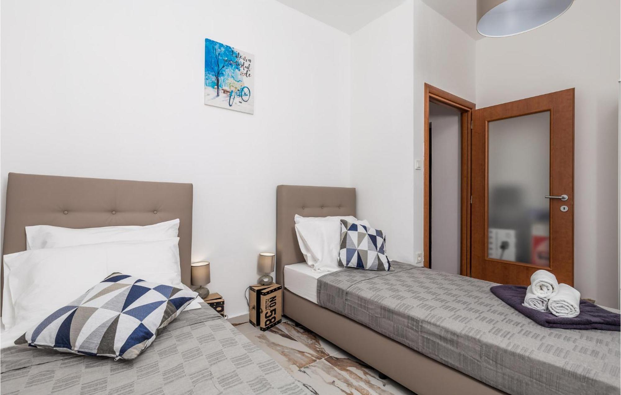2 Bedroom Amazing Apartment In Fiume Kültér fotó