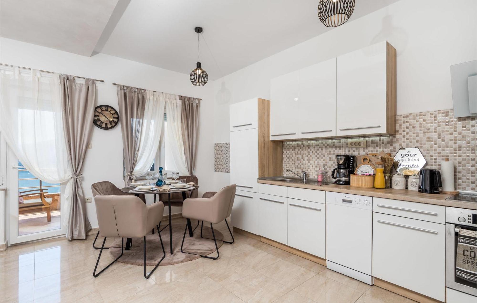 2 Bedroom Amazing Apartment In Fiume Kültér fotó